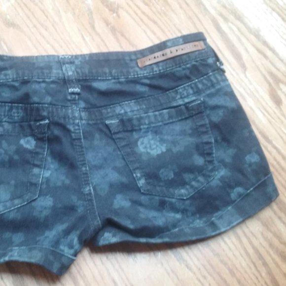 Standards & Practices Floral Jean Short - Picture 4 of 5